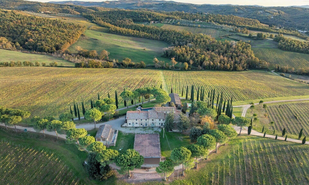 Tavarnelle Val di Pesa Villa | Lovely apartment in villa for 2 guests with WIFI, pool and TV, close to Greve In Chianti