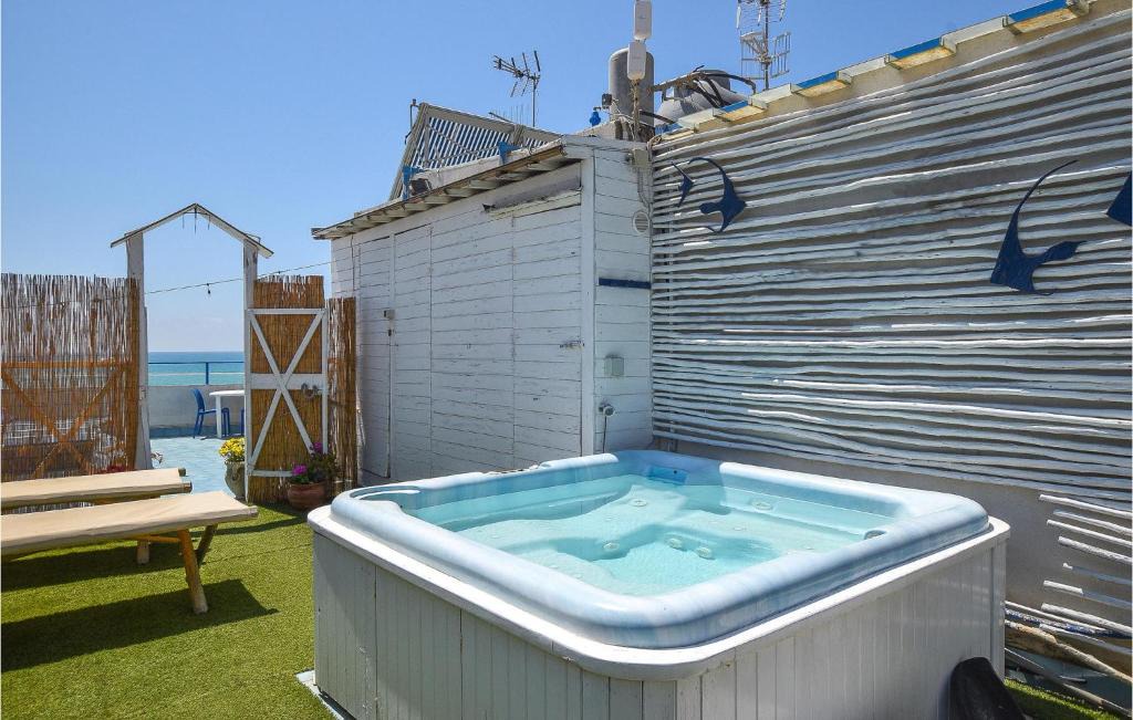 Pozzallo Apartment | Lovely Apartment In Pozzallo With House Sea View