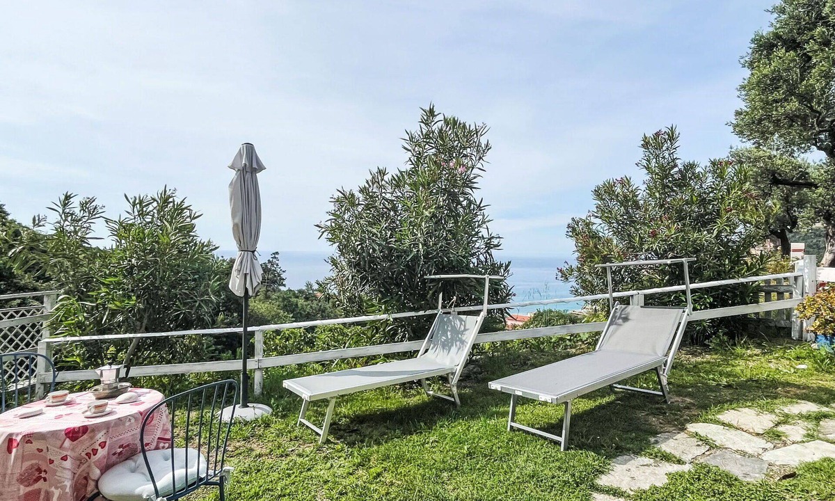 Finale Ligure Villa | Lovely apartment in villa for 2 people with WIFI, TV, balcony and pets allowed