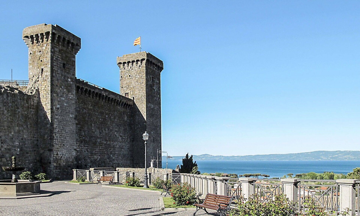 Montefiascone Villa | Lovely apartment in villa with WIFI, hot tub, pool, TV, patio, pets allowed and panoramic view
