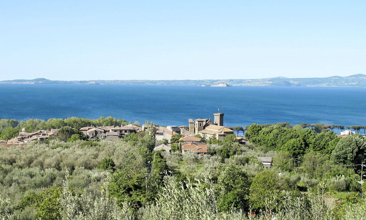 Montefiascone Villa | Lovely apartment in villa with hot tub, A/C, WIFI, pool, TV, patio, pets allowed and panoramic v.