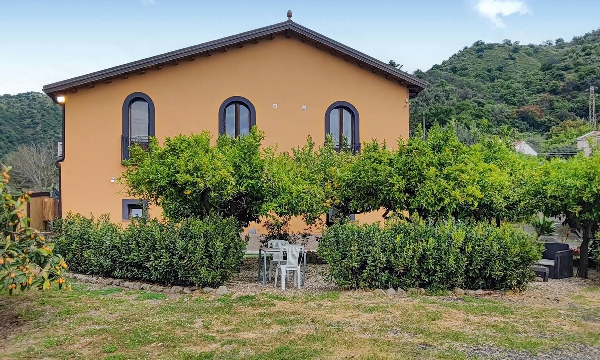 Mitogio House | Lovely home in Motta Camastra with WiFi