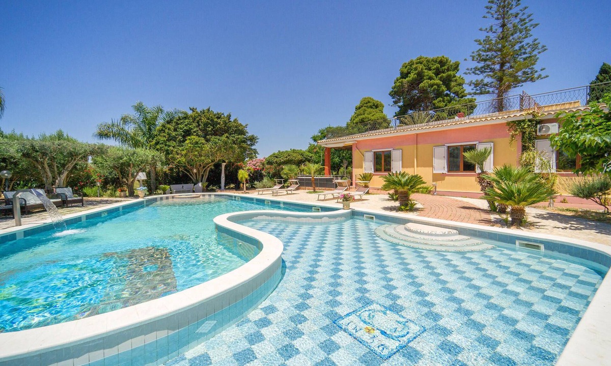 Menfi House | Lovely home in Menfi AG with private swimming pool, can be inside or outside