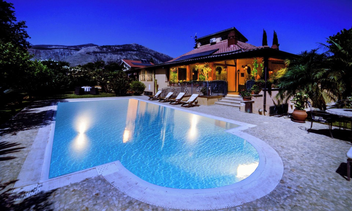Palermo Villa | Luxury, Palermo downtown, Mediterranean Park, 3 kms from Mondello beach