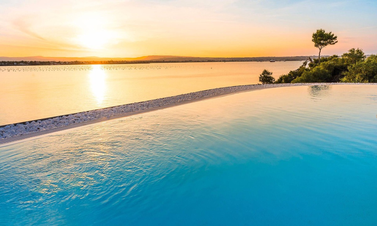 Syracuse Villa | Luxury villa with pool, Jacuzzi and direct access to the sea, Di Casa In Sicilia