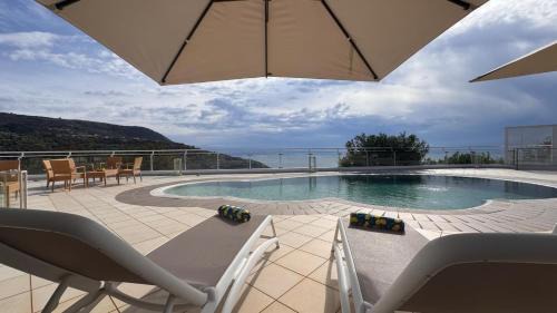 Ricadi Villa | Luxury Villa with Pool and Garden