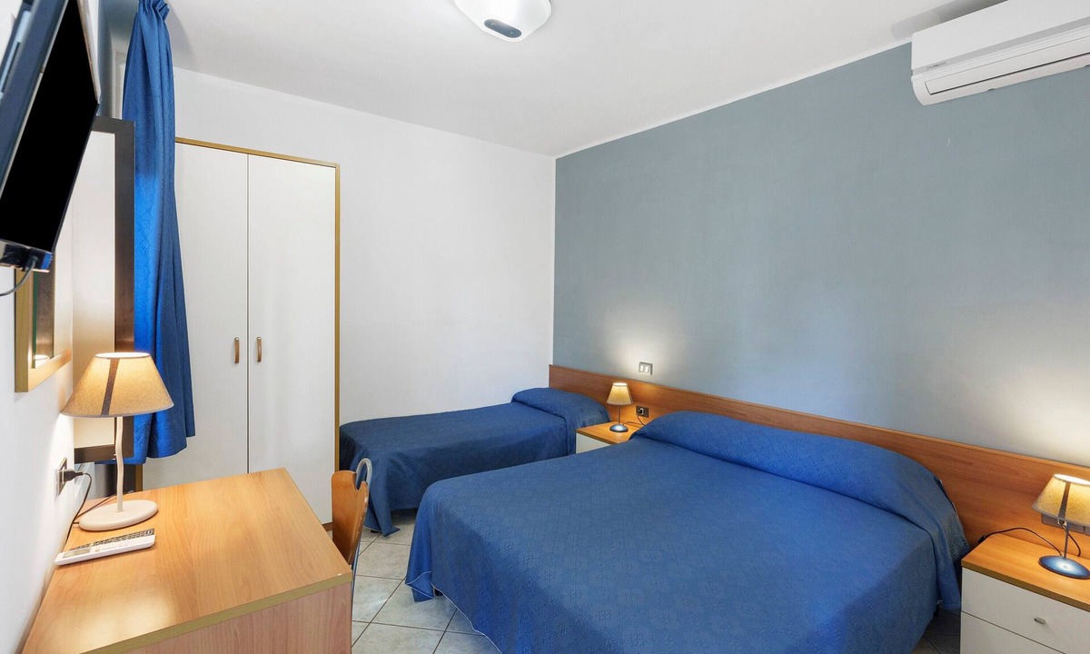 Laura Apartment | Marina Living Rooms - Basic Triple Room with Shared Pool, Wi-Fi & Air Conditioning