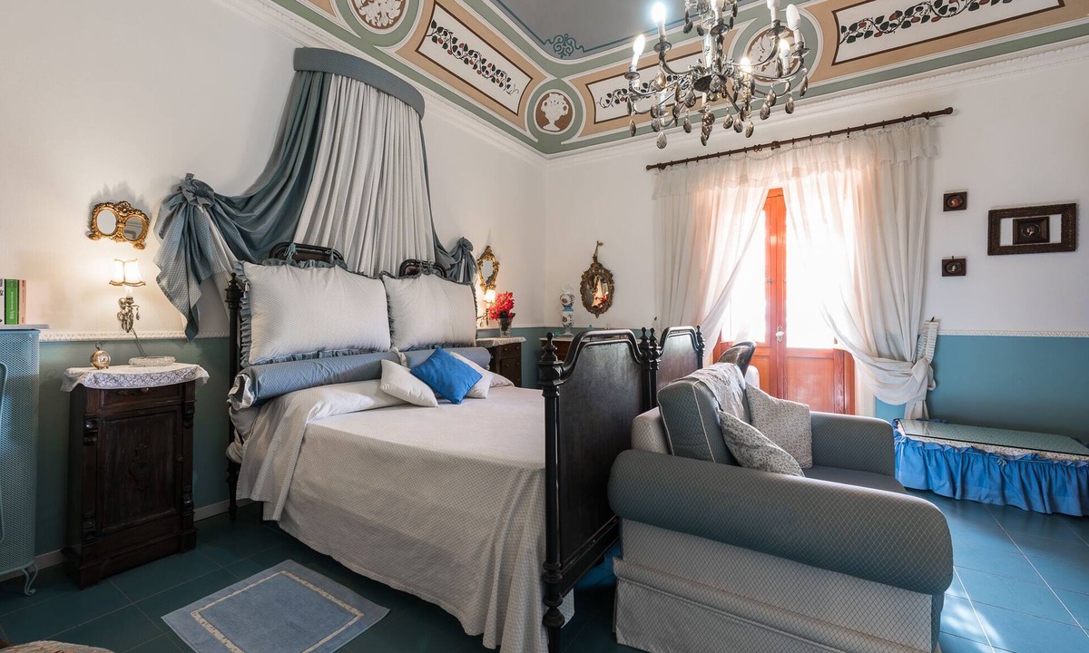Leni Bed & Breakfast | Master bedroom in Salina B&B Villa Pittorino