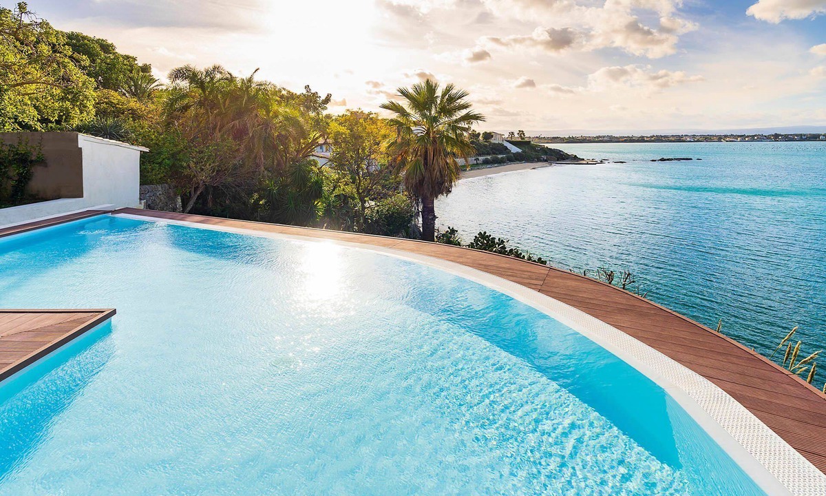 Syracuse Villa | My Rental Homes - Sea Art Villa luxury property with pool 4 bedrooms 8 sleeps
