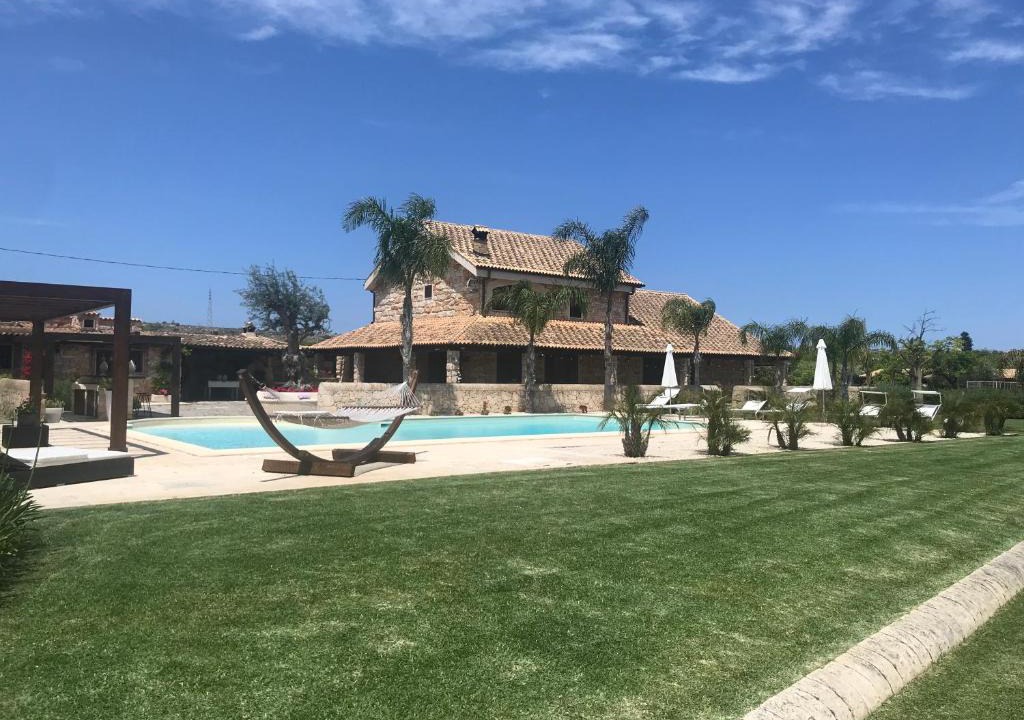 Syracuse House | Mythos Holidays & Events