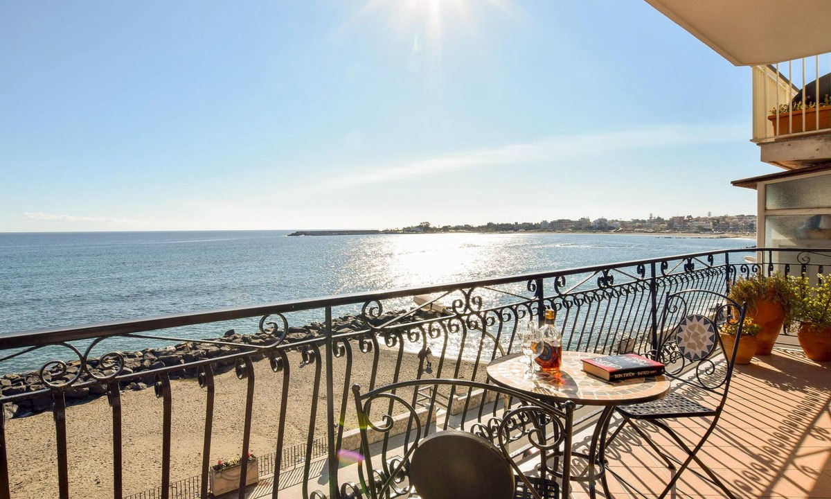 Giardini Naxos Apartment | Nice apartment in Giardini Naxos with WiFi
