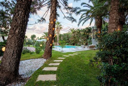 Grottasanta Apartment | Numeroquattro- Light blue appartamento in Villa con giardino e piscina