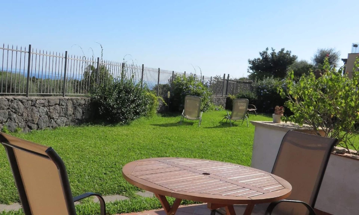 Santa Tecla Apartment | One-room apartment with terrace