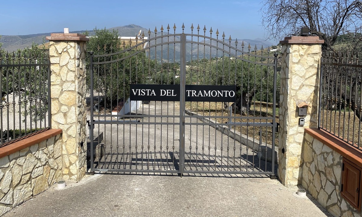 Bolognetta Villa | Our Villa is near a small Sicilian village with unrestricted views of the valley