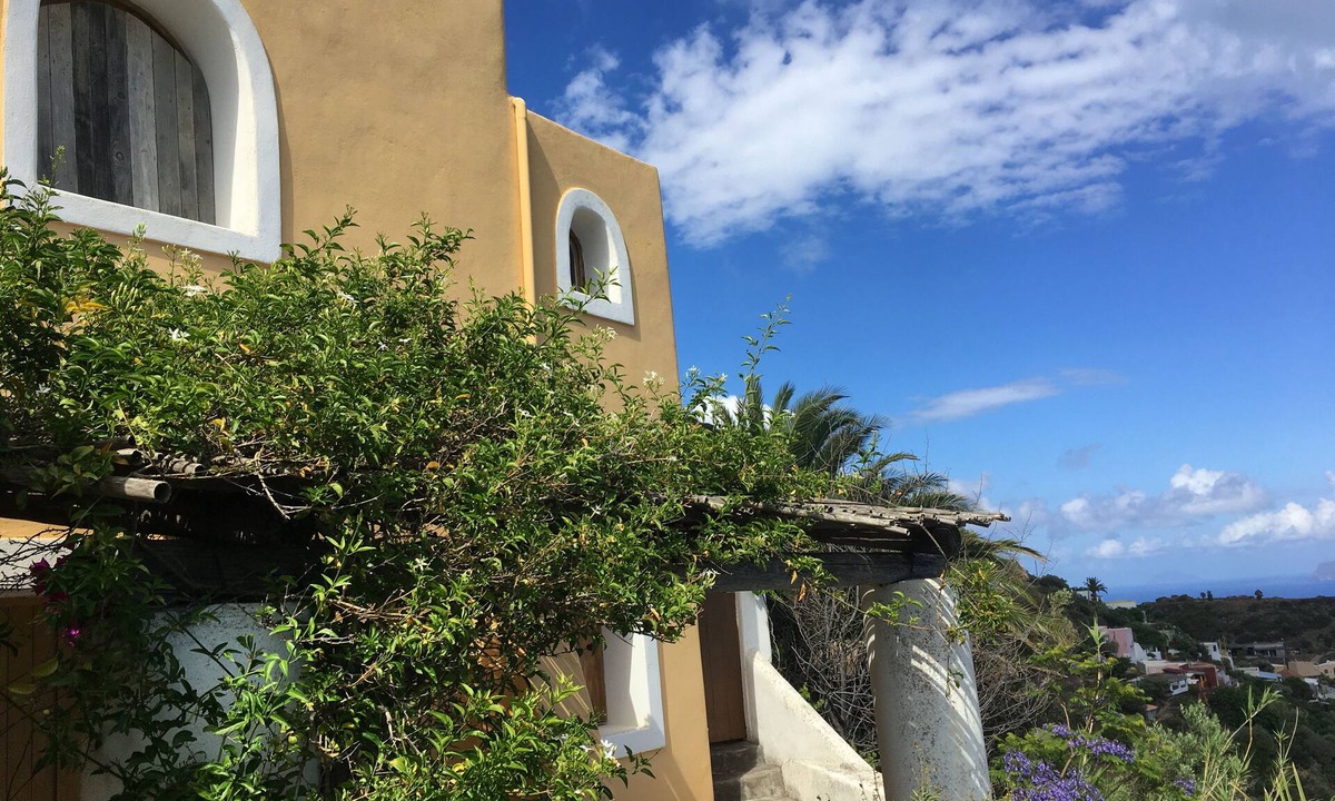 Stimpagnato House | Panorama house on a place of power: top of Filicudi