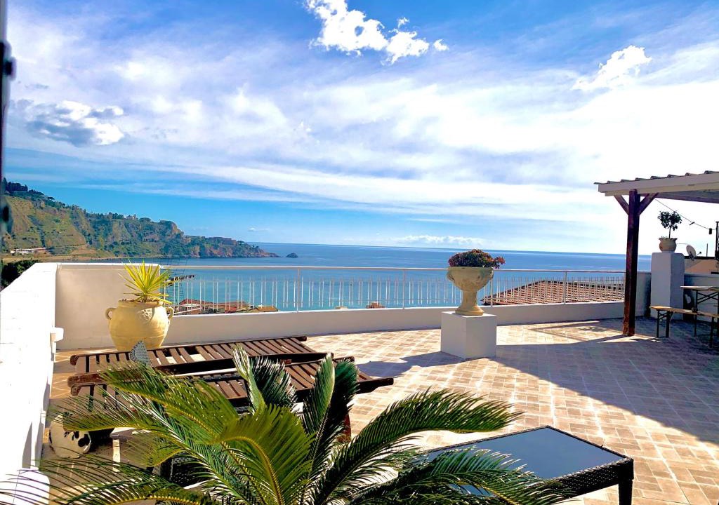 Villagonia Apartment | Panoramic Taormina Bay View