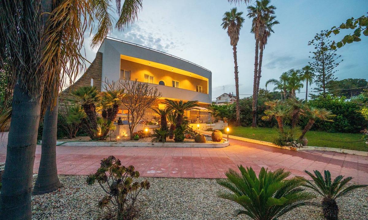 Fontane Bianche Villa | Pink Moon Villa. Private Pool. Close to the Beach. 10 guests. Luxury.