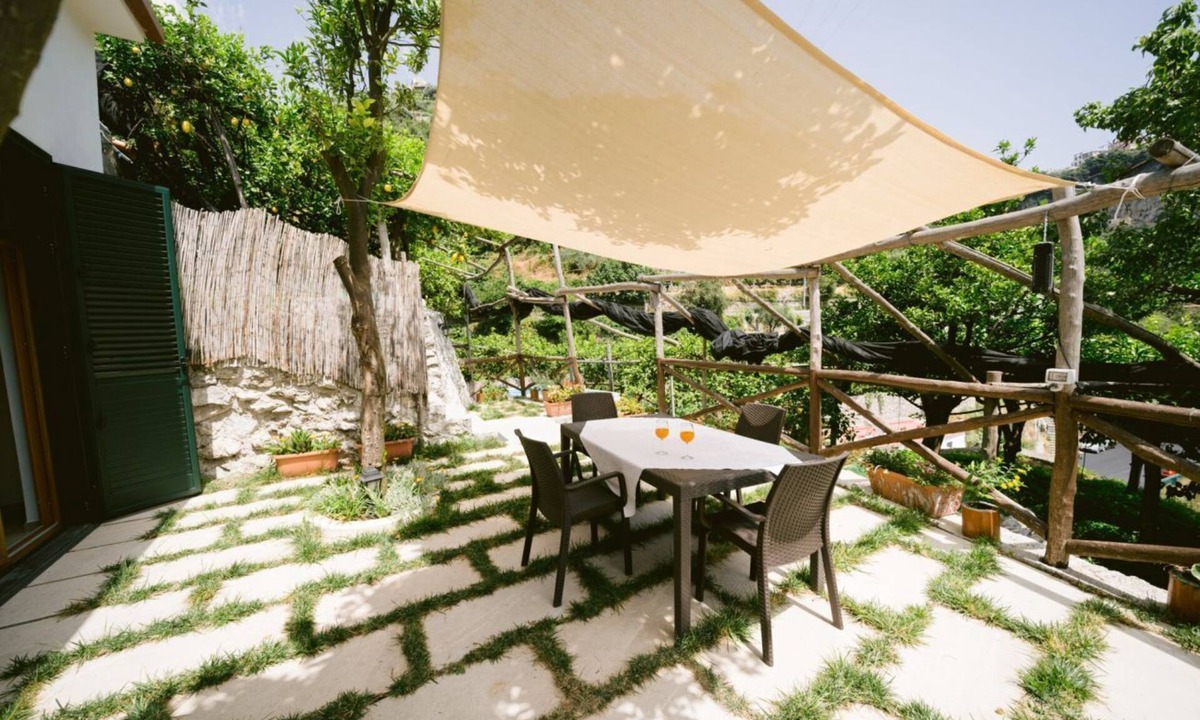 Pogerola Apartment | Pontone di Scala - Lemons & Sun apartment can accommodate up to 4 people. The property has 1 bedroom with double bed and a living area with kitchenette and sofa bed. The kitchenette is equipped with a dining table, a coffee machine, a refrigerator and a