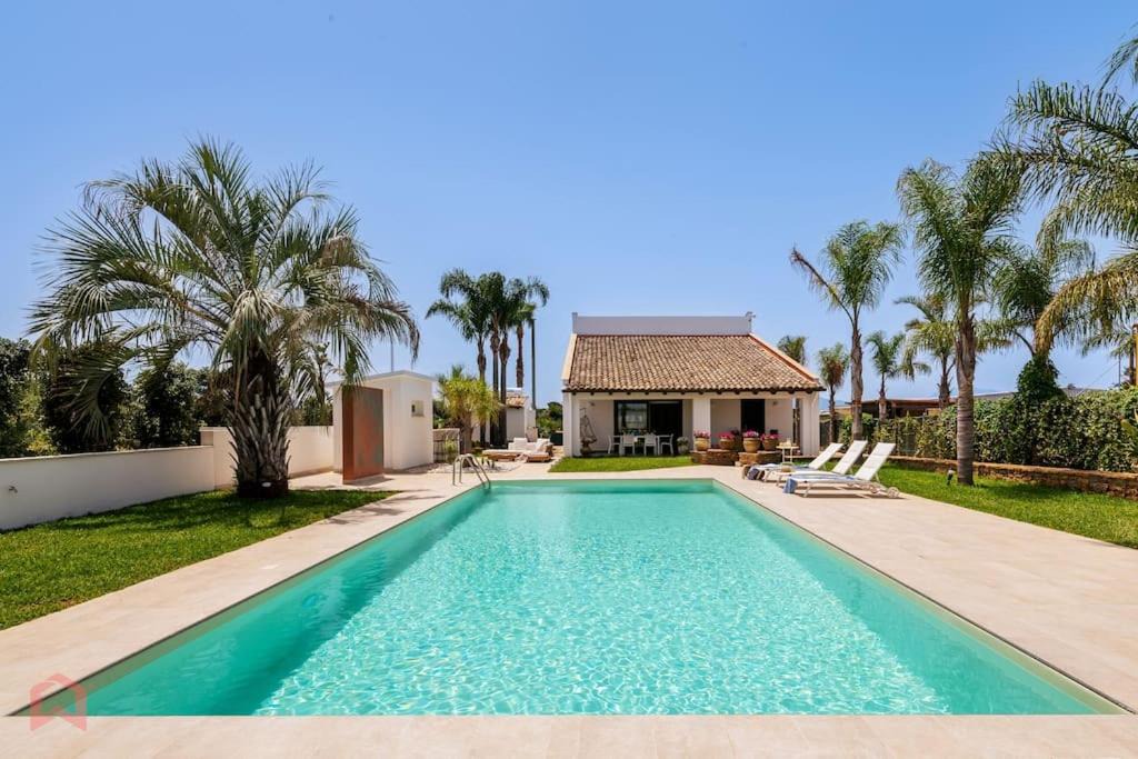 Partinico Villa | Posh villa with pool & jacuzzi