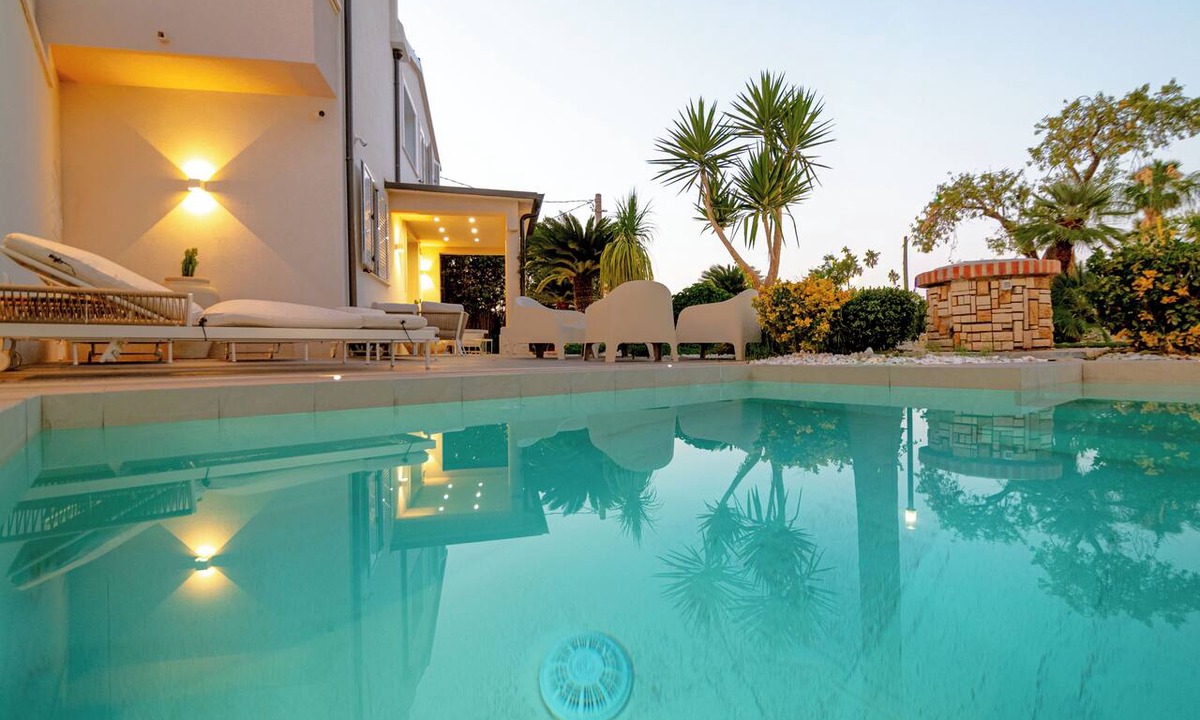 Syracuse Villa | Prestigious detached villa with heated outdoor pool and spa