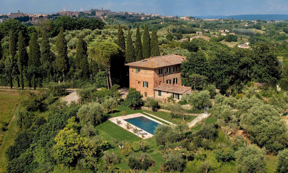 Siena Villa | Private staffed villa with stunning pool, luscious gardens