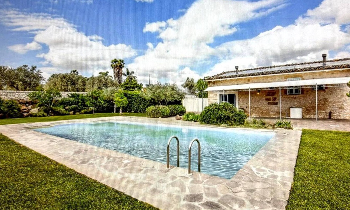 Chiaramonte Gulfi Villa | Private Villa with WIFI, hot tub, A/C, private pool, TV, terrace, pets allowed, panoramic view