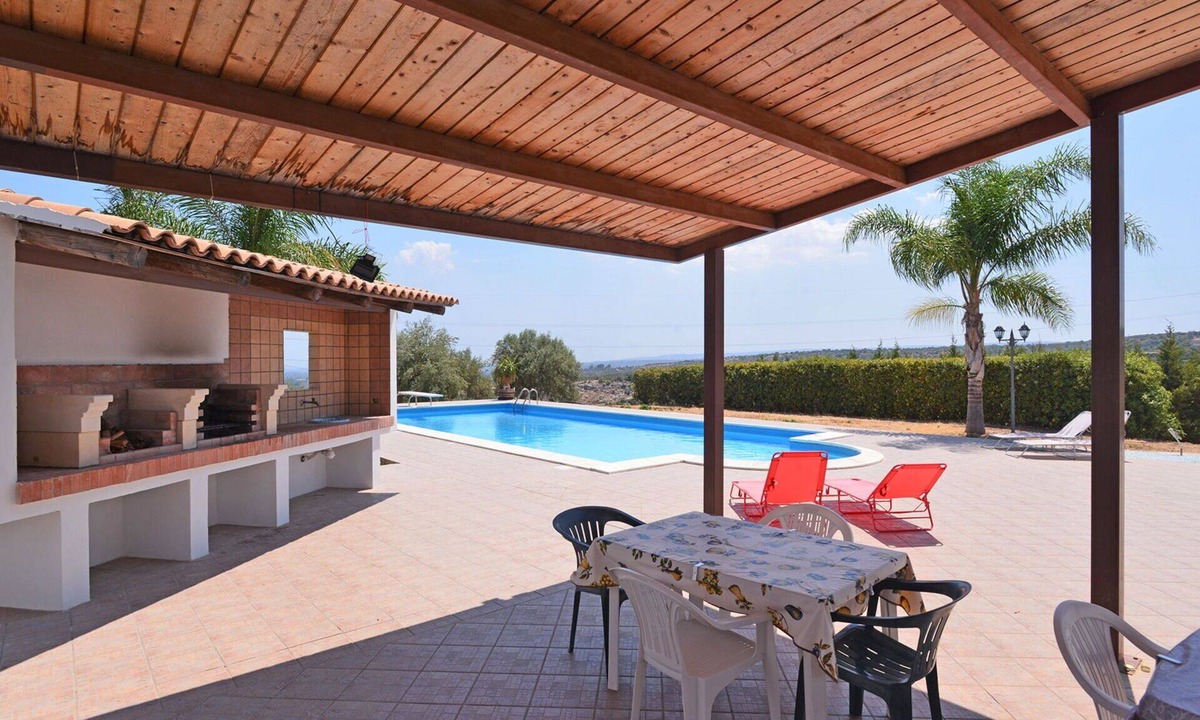 Floridia Villa | Private Villa with WIFI, private pool, A/C, TV, patio, pets allowed, panoramic view, parking
