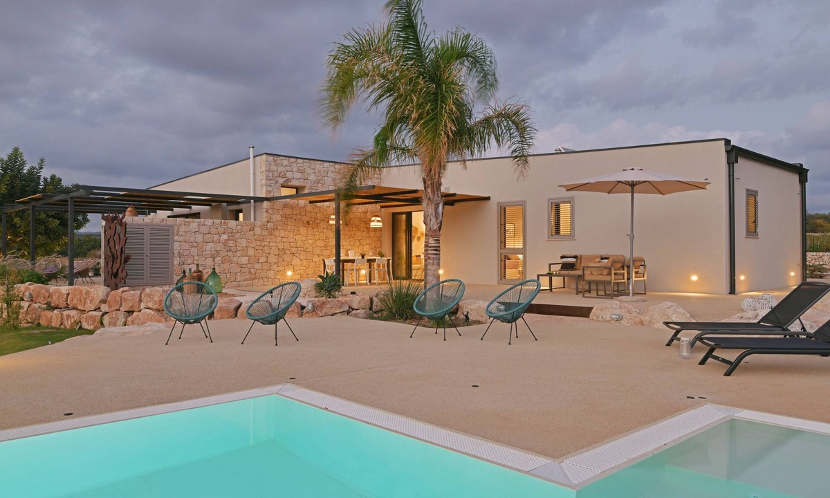 Scicli Villa | Rariki, hillside villa, 4 minutes from beaches and views of the Ragusa coast.