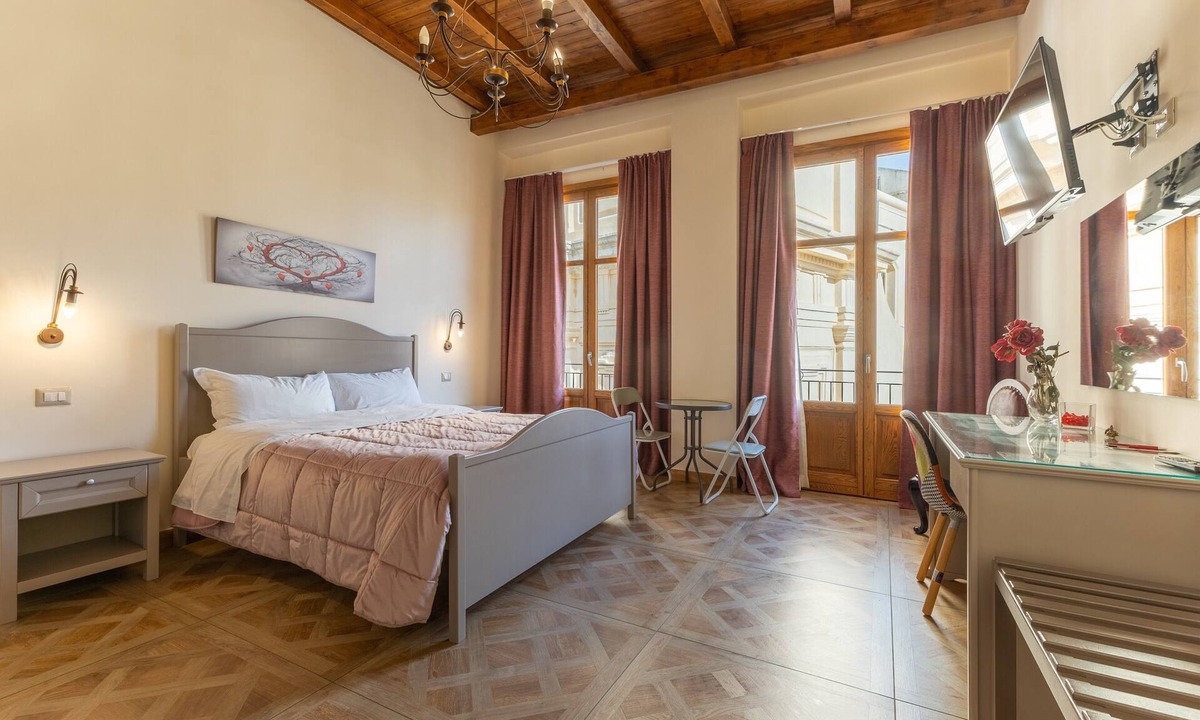 Licata Apartment | Room 'Al Duomo - Camera Queen' with Shared Terrace, Wi-Fi and Air Conditioning