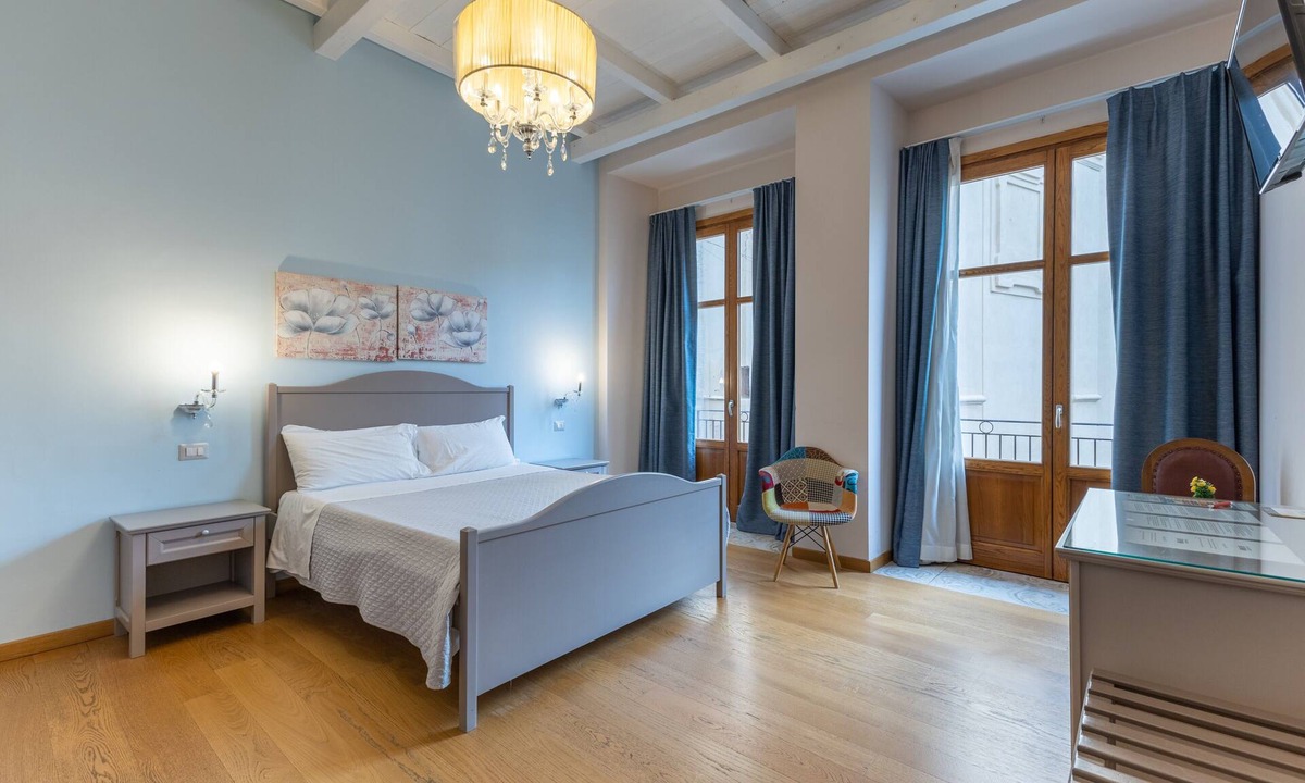 Licata Apartment | Room 'Al Duomo - Junior Suite' with Shared Terrace, Wi-Fi and Air Conditioning
