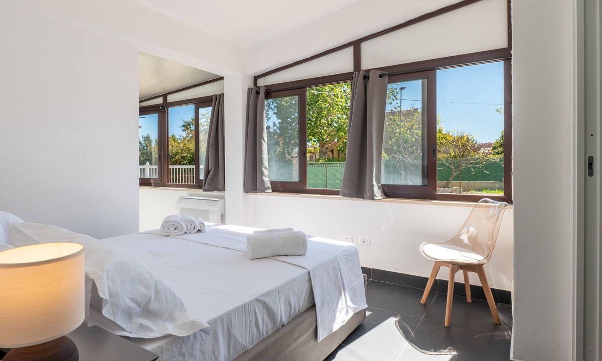 Torre Colonna-sperone Apartment | Room 'Altavilla 1' with Shared Garden and Air Conditioning