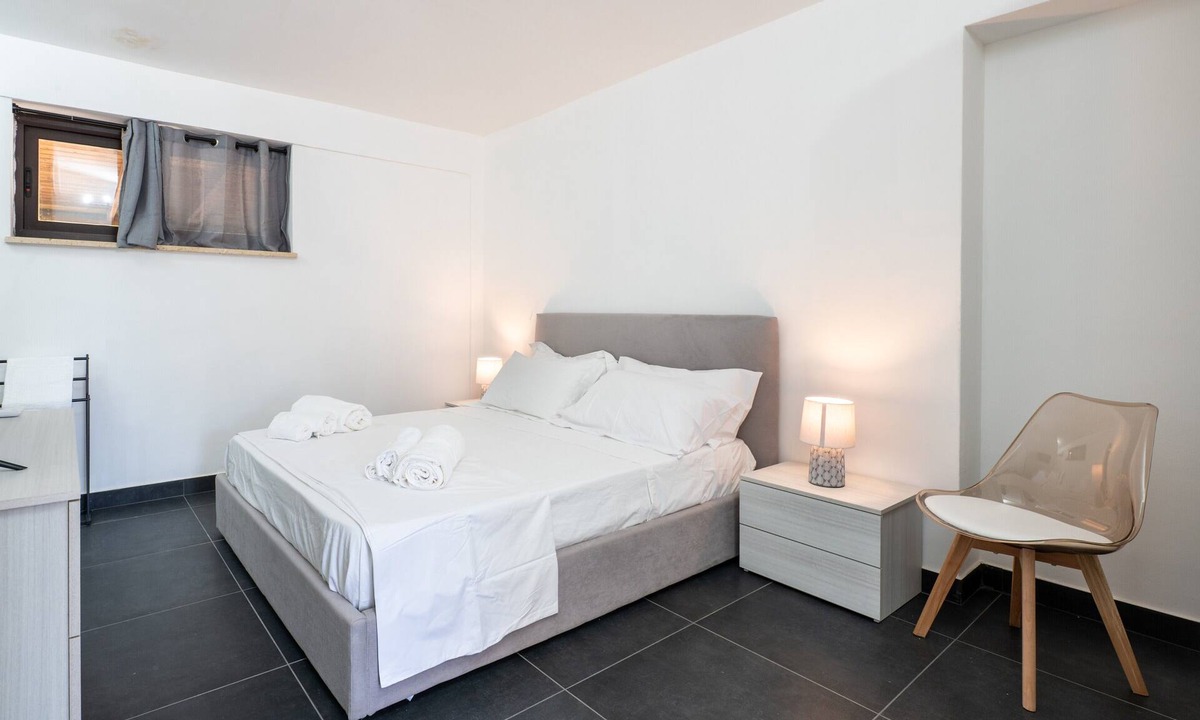 Torre Colonna-sperone Apartment | Room 'Altavilla 2' with Shared Garden and Air Conditioning