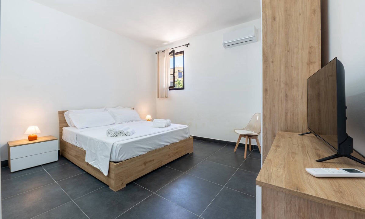 Torre Colonna-sperone Apartment | Room 'Altavilla 3' with Shared Garden and Air Conditioning