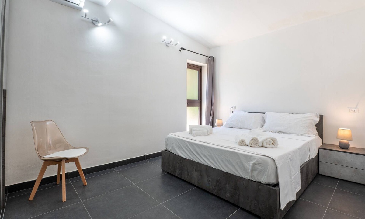 Torre Colonna-sperone Apartment | Room 'Altavilla 4' with Shared Garden and Air Conditioning