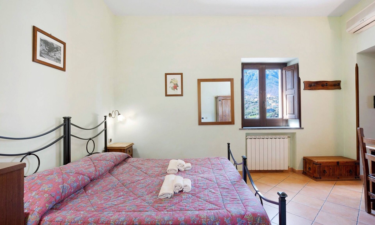 Gragnano Apartment | Room 'Amalfi Con Vista Monti E Cortile' with Shared Terrace, Shared Garden and Wi-Fi