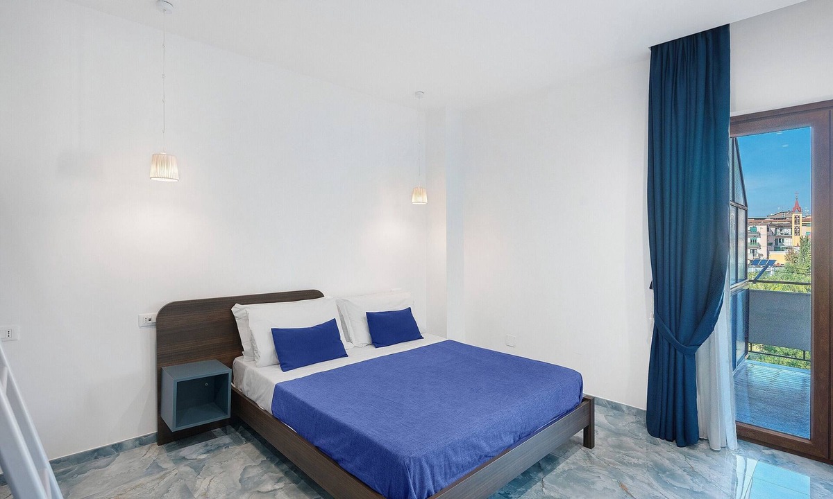 Ercolano Apartment | Room 'Camera Familiare Panoramica' with Mountain View, Wi-Fi and Air Conditioning