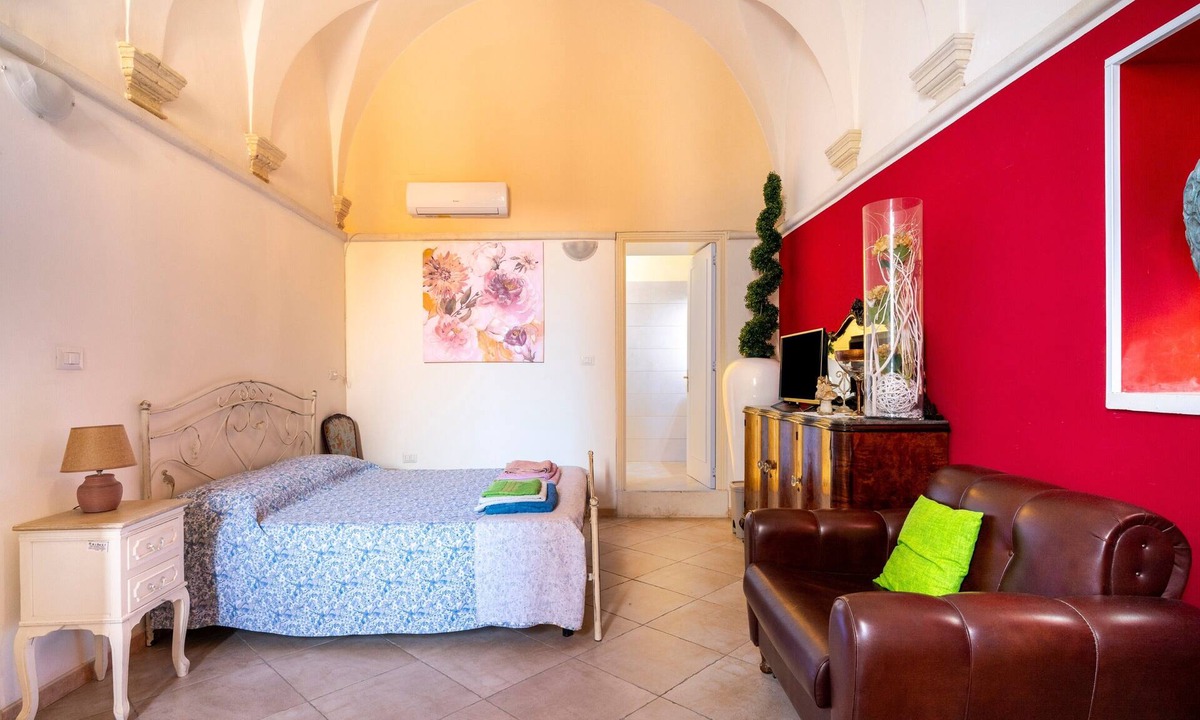 San Donato di Lecce Apartment | Room 'Ciclamino' with Shared Terrace, Wi-Fi and Air Conditioning