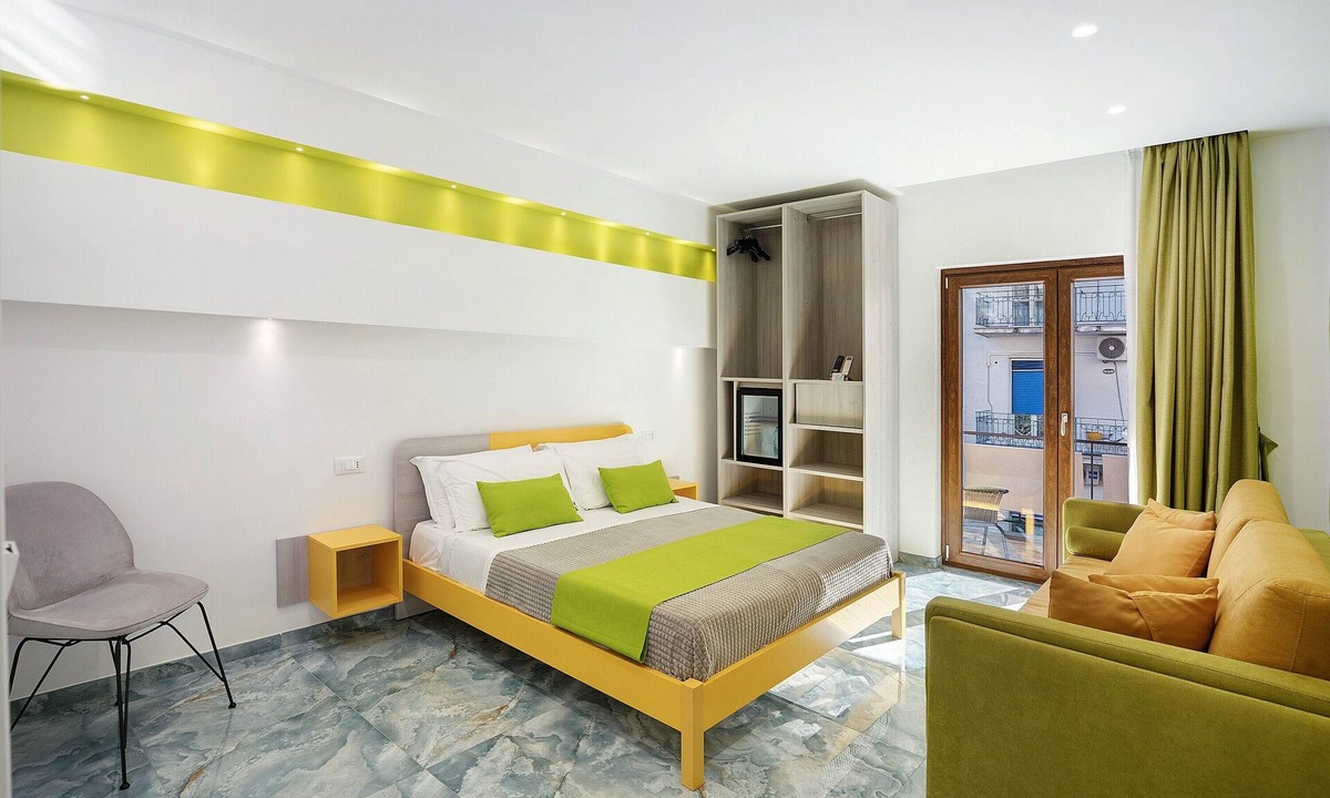 Ercolano Apartment | Room 'Elegante Camera Familiare' with Mountain View, Wi-Fi and Air Conditioning