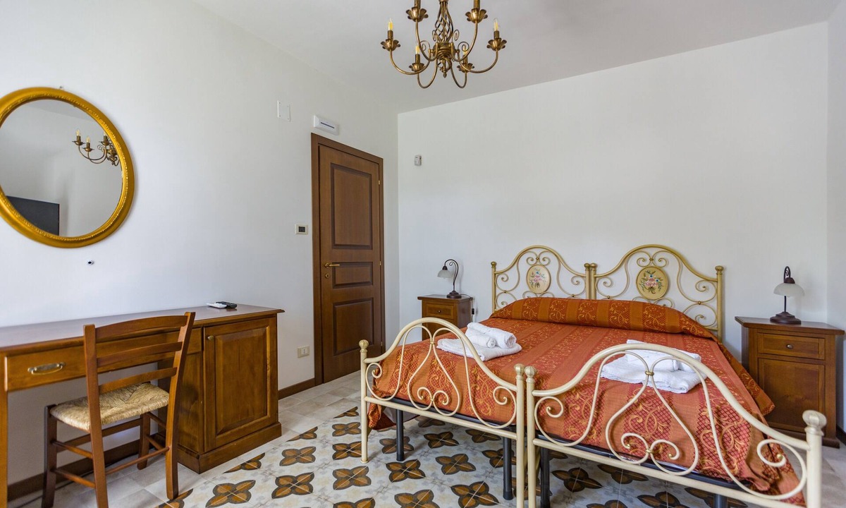 Sant'Angelo di Brolo Apartment | Room 'Ghiro' with Mountain View, Wi-Fi and Air Conditioning