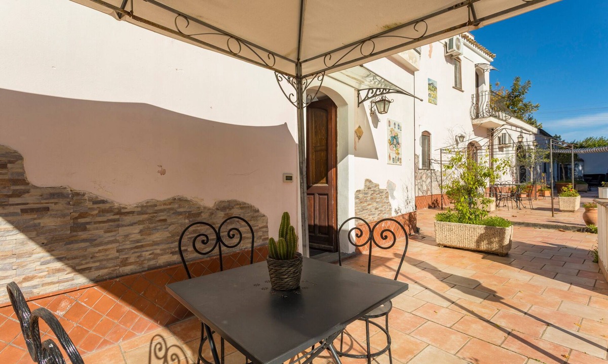 Trappitello Apartment | Room 'Petru' with Mountain View, Wi-Fi and Air Conditioning