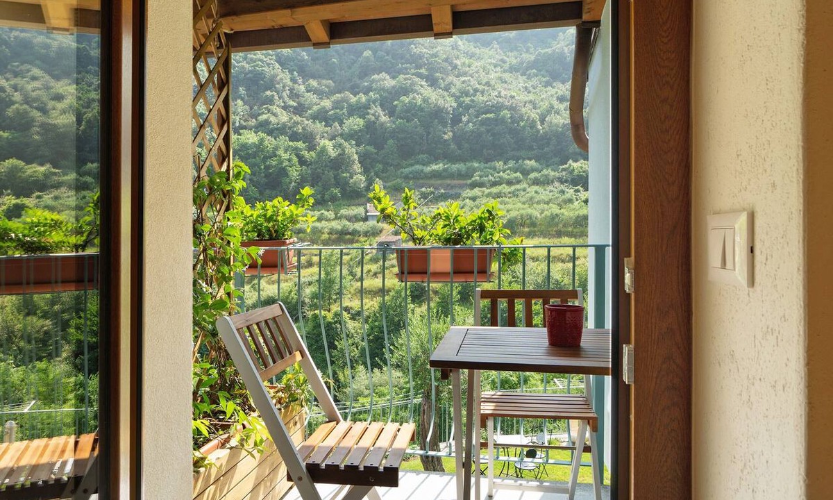 Ellera Apartment | Room 'Pria' with Mountain View, Wi-Fi and Air Conditioning