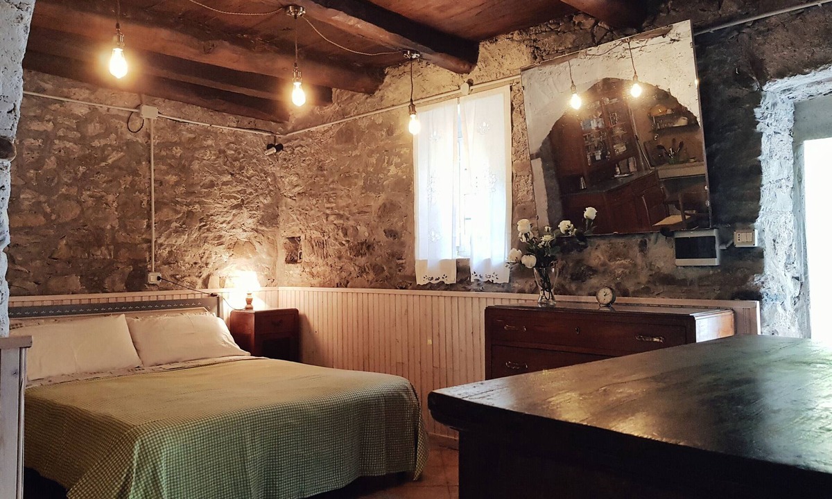 Carrodano Inferiore Apartment | Room 'Taverna' with Mountain View and Shared Garden