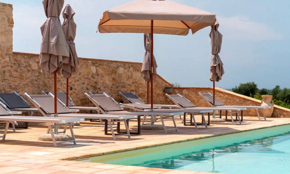 Vittoria Apartment | Room 'Vigna Di Pettineo - N5' with Shared Pool, Private Terrace and Air Conditioning