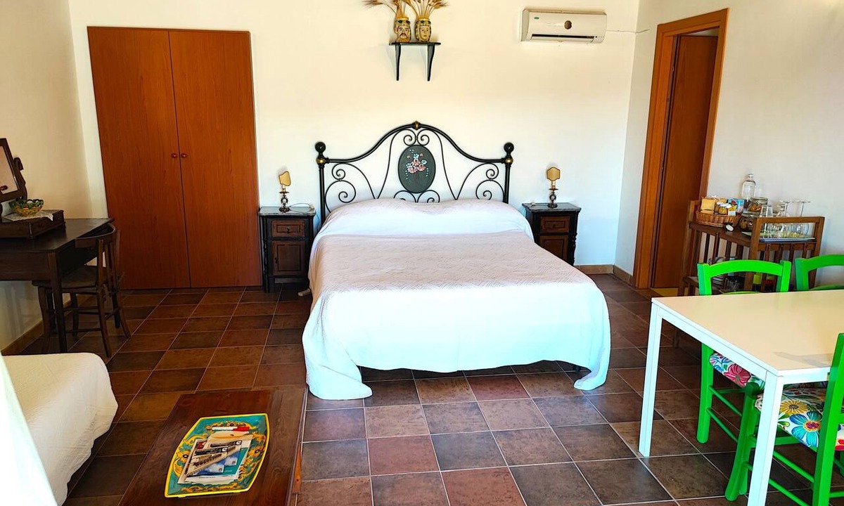 Pozzallo House | Room with kitchenette and veranda overlooking the farmyard