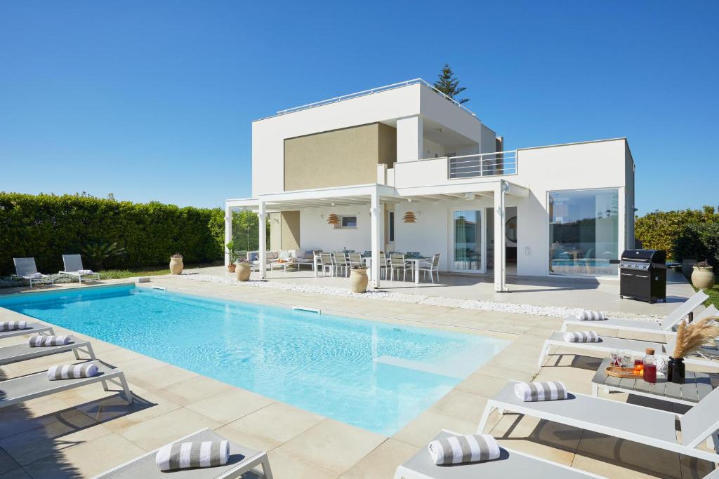 Santa Maria del Focallo Villa | Sariva Villa CaseSicule - heated Pool, Beach at 50 m
