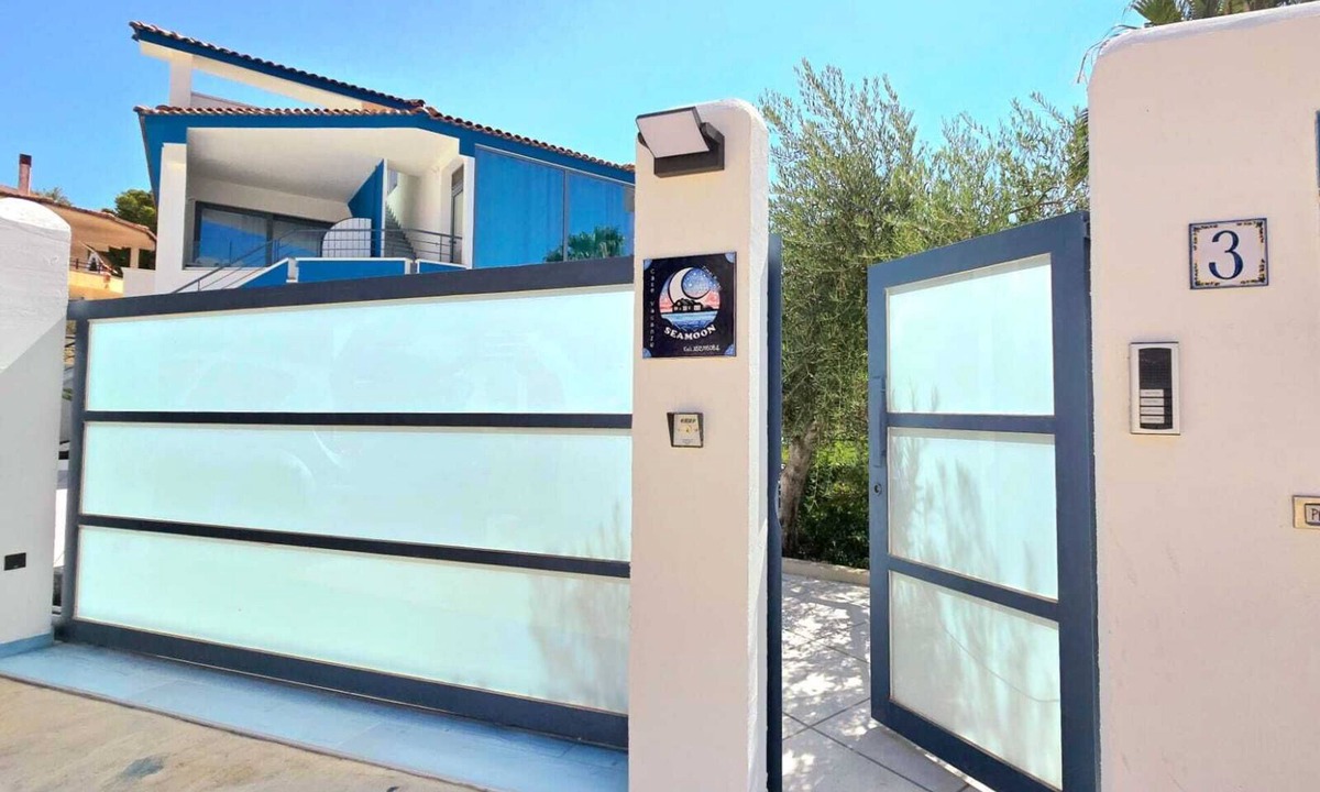 Sciacca Apartment | SCIROCCO a300mt from the sea SeaMoonCaseVacanze offers elegant apartment in villa