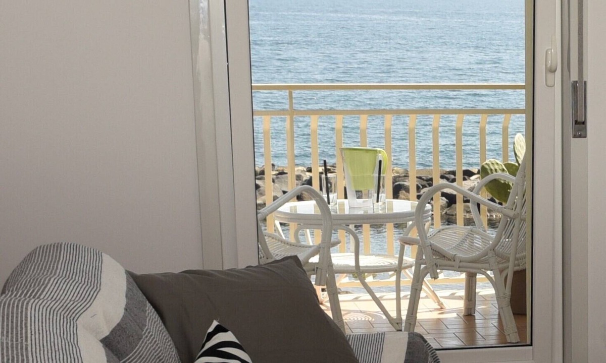 Torre Archirafi Apartment | Sea front under the Etna volcano a few km from Taormina and Catania
