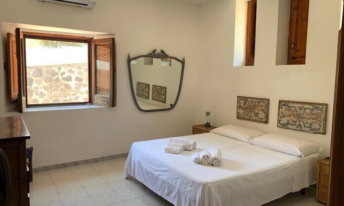 Lingua House | Seaside accommodation, furnished and equipped, within walking distance of the island's living room.