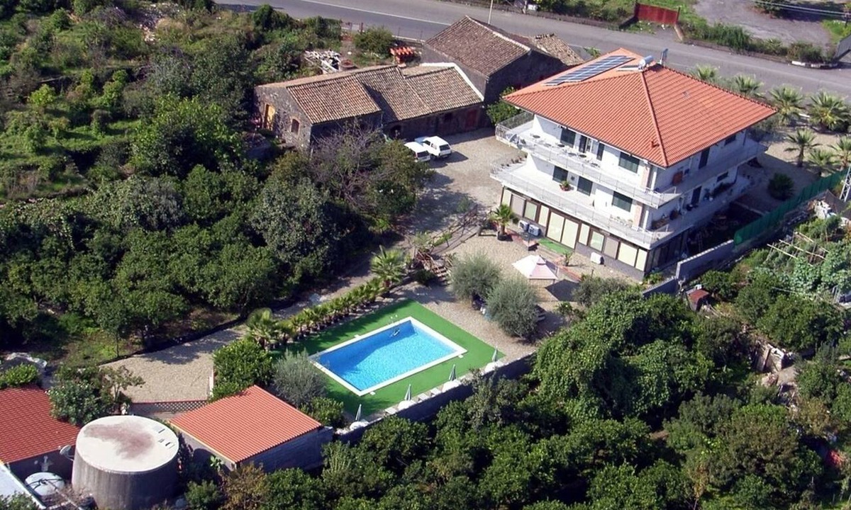 Santa Venerina Apartment | Sicilian Retreat: Pool & Garden