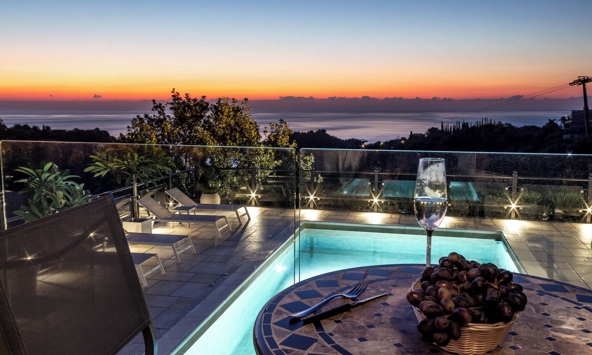 Taormina Villa | Soothing suites in villa with swimming pool and sea view in Taormina, Sicily
